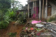 Hujan Deras Picu Longsor di Temanggung, Tiga Rumah Rusak, Akses Jalan Terputus - JPNN.com Jateng