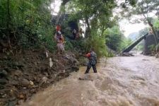 Jembatan Putus di Ponorogo, Warga Terisolasi, Anak Sekolah Digendong Sebrangi Sungai - JPNN.com Jatim