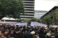 Semarang Menolak Pengesahan RUU TNI, Ratusan Mahasiswa Geruduk Kantor DPRD Jateng - JPNN.com