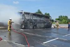 Kronologi Bus Haryanto Terbakar di Tol Semarang-Batang, Diduga Akibat Pecah Ban - JPNN.com Jateng