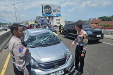 Mobil Pikup Tabrak Honda Brio hingga Terguling di Flyover Pasopati Bandung - JPNN.com Jabar