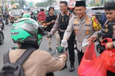 Polres Metro Depok Bersama Sahabat Polisi dan IMI Bagikan 2000 Takjil untuk Warga - JPNN.com Jabar