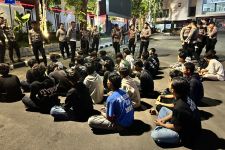 34 Pemuda di Surabaya Ditangkap Polisi Akibat Konvoi & Nyalakan Flare di Jalanan - JPNN.com Jatim