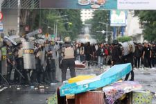 Sejumlah Bendera Hingga CCTV Milik Pemda Rusak Saat Aksi Tolak UU TNI di Surabaya - JPNN.com Jatim