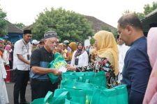 Dindik Jatim Bagikan 500 Paket Sembako untuk Tenaga Pendidik Prasejahtera di Jombang - JPNN.com Jatim