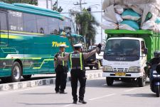 Melebihi Kapasitas, 9 Truk yang Melintas di Madiun Ditilang Polisi - JPNN.com