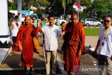 36 Biksu Thudong Singgah di Batang, Wabup Suyono Minta Doa - JPNN.com Jateng