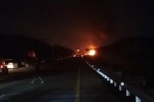 Truk TNI AD Terbakar di Tol Gempol - JPNN.com Jatim