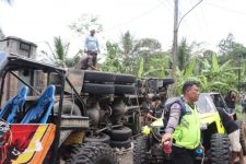 Tragedi di Turunan Kalijambe Purworejo: Truk Seruduk Minibus, 11 Orang Tewas - JPNN.com Jateng