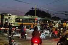 Detik-Detik Truk Dihantam Kereta Api di Semarang Terekam CCTV, Palang Diduga Terlambat Ditutup - JPNN.com Jateng