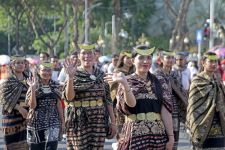 Wali Kota se-Indonesia Pamerkan Baju Adat dalam Karnaval Budaya di Surabaya - JPNN.com Jatim