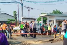 Ngeri! Truk Bermuatan Kedelai Disambar KA Harina di Semarang, 1 Orang Tewas - JPNN.com Jateng