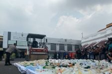 Polrestabes Surabaya Gilas 4.696 Botol Miras pada Hari Pertama Ramadan - JPNN.com Jatim