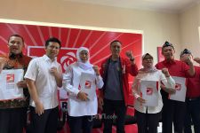 Khofifah-Emil Lakukan Pendaftaran Hari ke-2 di KPU Jawa Timur - JPNN.com Jatim