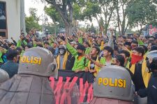 Kena Tombak saat Amankan Demo di Semarang, Polisi Terluka, Pipinya Berdarah - JPNN.com Jateng