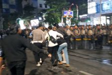 Demo Mahasiswa di Semarang Ricuh, 27 Orang Ditangkap Polisi, 40 Masuk RS - JPNN.com Jateng