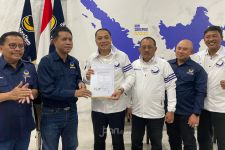 NasDem Beri Formulir B1 KWK ke Eri-Armuji untuk Pilkada 2024  - JPNN.com Jatim