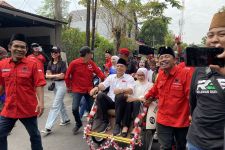 Eri-Armuji Daftar ke KPU Surabaya Naik Becak Dikawal 18 Partai Pengusung & Simpatisan - JPNN.com Jatim