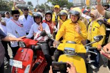 Naik Vespa Kuning dan Oranye, Imam-Ririn Disambut Palang Pintu Setibanya di KPU Kota Depok - JPNN.com Jabar