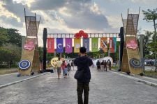 Ribuan Seniman Ikuti Festival Payung Indonesia di Taman Balekambang Solo - JPNN.com Jateng