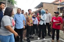 Dampingi Respati-Astrid Blusukan di Solo, Gibran Akan Cawe-Cawe Pilkada 2024? - JPNN.com Jateng