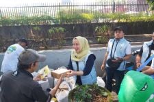 Gaet Simpati Warga, Sukarelawan Balad Kang Arfi dan Teh Yena Bagikan Nasi Kotak Gratis di Bandung - JPNN.com Jabar