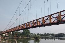 Mengintip Keindahan Jembatan Gantung Alun-alun Barat Depok, Membentang 168 Meter di Atas Situ Tujuh Muara - JPNN.com Jabar