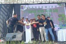 Mohammad Idris Resmikan Taman Alun-alun Hutan Kota - JPNN.com Jabar