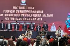 Pendukung Tiga Paslon Pilgub Jatim Saling Sahut Yel-Yel Sebelum Ambil Nomor Urut - JPNN.com Jatim