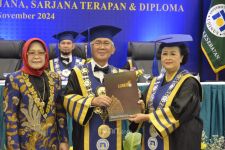 Momen Spesial Wisuda ke-82 Udinus: Guru Besar Baru Diperkenalkan - JPNN.com Jateng