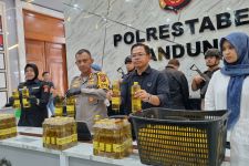 Polisi Bongkar Praktik Pemalsuan Minyakita di Pasar Kota Bandung! - JPNN.com Jabar