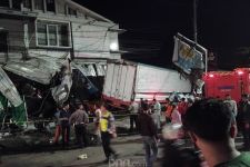 Kecelakaan di Turunan Silayur Semarang, Sopir Truk Terjepit, Dua Orang Tewas - JPNN.com Jateng