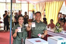 Momen Andika Bersama Istrinya Mencoblos di Semarang: Siap Menang & Kalah - JPNN.com Jateng