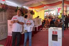 Kompak Berbaju Putih, Hendi & Sang Istri 'Nyoblos' di TPS 03 Lempongsari Semarang - JPNN.com Jateng