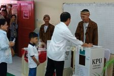 Salurkan Hak Pilih di TPS 12 Sumber Solo, Jokowi Ajak Jan Ethes - JPNN.com Jateng