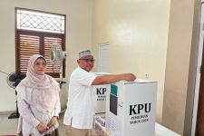 Salurkan Hak Suaranya, Mohammad Idris datang Bersama Sang Istri ke TPS - JPNN.com Jabar