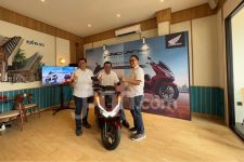 New Honda PCX160 Tawarkan Kemewahan & Teknologi Canggih RoadSync, Sebegini Harganya - JPNN.com Jatim