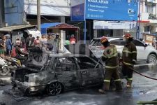 Belum 1 Hari Dibeli, Sebuah Mobil Hangus Terbakar di Jalan Margonda - JPNN.com Jabar