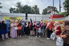 Warga Depok Gelar Aksi Unjuk Rasa Menolak Keberadaan Mesin Pembakar Sampah - JPNN.com Jabar