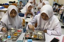 Kata Siswa SMA di Sidoarjo Soal Makan Bergizi Gratis Perdana, Porsi Kurang Banyak - JPNN.com Jatim