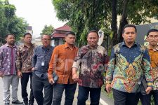 Camat Asemrowo Didampingi 6 Kuasa Hukumnya Lapor ke Polda Jatim - JPNN.com Jatim