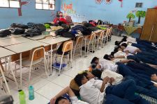 Antusias Siswa-Siswi di SMPN 39 Surabaya Ikuti Program Tidur Siang - JPNN.com Jatim