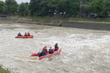 Belum Ditemukan, Pencarian Kakek Tenggelam di Sungai Jagir Dilanjutkan Besok - JPNN.com Jatim