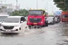 Banjir Rendam Jalan Raya Kaligawe Semarang, Lalu Lintas Lumpuh - JPNN.com Jateng