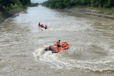 Hari Kedua Pencarian Kakek Tenggelam di Sungai Jagir Wonokromo Dibantu Drone - JPNN.com Jatim