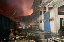 Berjibaku 13 Jam, Petugas Berhasil Padamkan Kebakaran Hebat Pabrik Tekstil di Bandung - JPNN.com Jabar