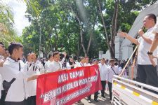 Minta Diangkat PPPK Penuh Waktu, Guru Honorer R3 Duduki Kantor Gubernur - JPNN.com Banten