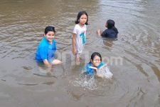 Belajar di Rumah, Anak-anak Ceria Menyambut Banjir Semarang - JPNN.com Jateng