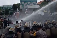 Demo Mahasiswa di DPRD Jatim Ricuh, Massa Paksa Masuk Hingga Isu Ditangkap - JPNN.com Jatim