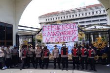 Demo Prabowo-Gibran Mencekik Rakyat di Semarang, Balai Kota Dikepung Mahasiswa - JPNN.com Jateng